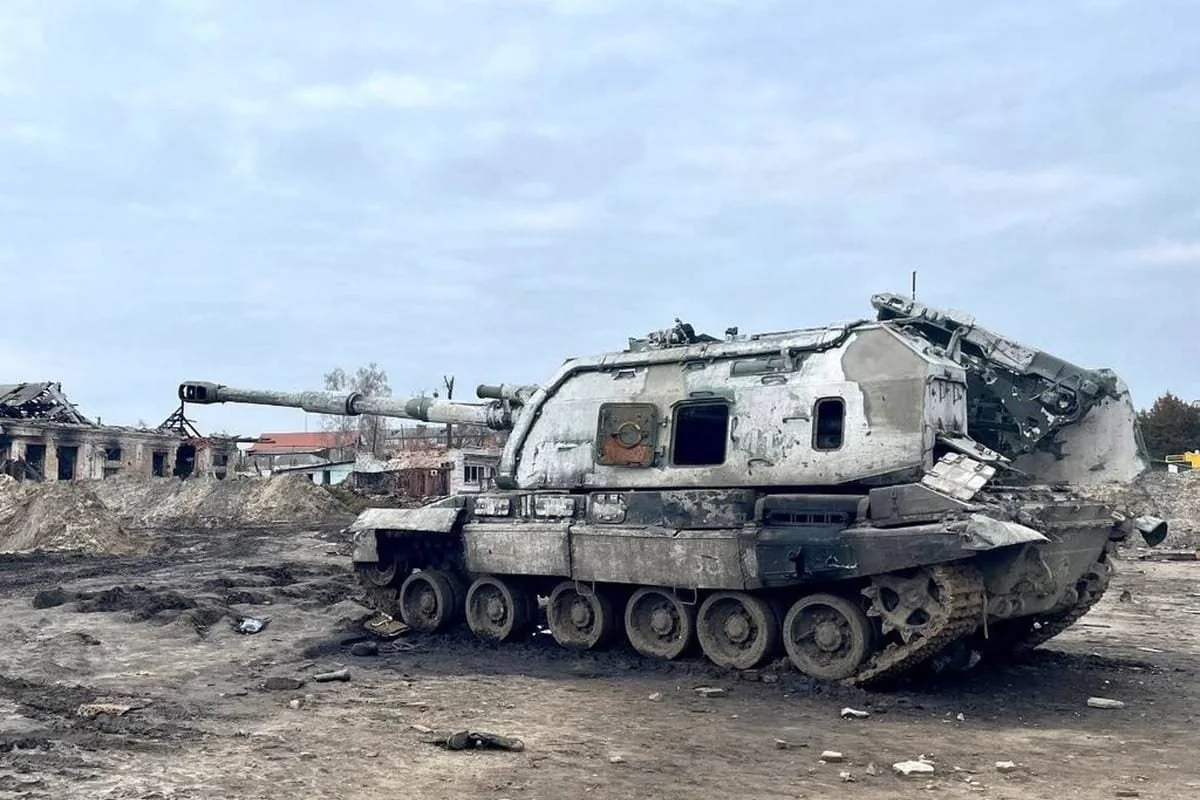 Пошкоджена російська артилерія РФ серед руїн, проблема відновлення