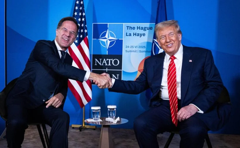 Марк Рютте та Дональд Трамп тиснуть руки на саміті НАТО