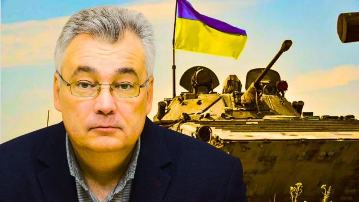 Владислав Селезньов, експерт про ПВК, на фоні українського прапора та танку