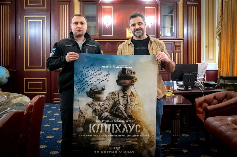 Сергій «Флеш» Бескрестнов з постером бійців «Кіберхвайці» 25-ї бригади