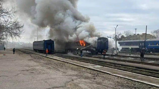 Локомотив Укрзалізниці палає на Миколаївщині після російської атаки