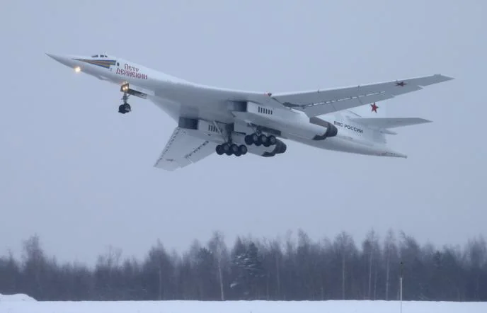 Стратегический бомбардировщик Ту-160М «Пётр Дейнекин» (8-04) в испытательном полёте.