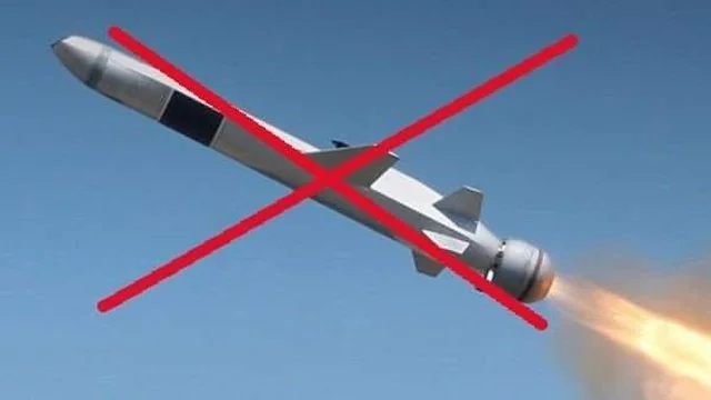 Російська крилата ракета Х-101 з червоним хрестом, символ відмови від ударів по Україні