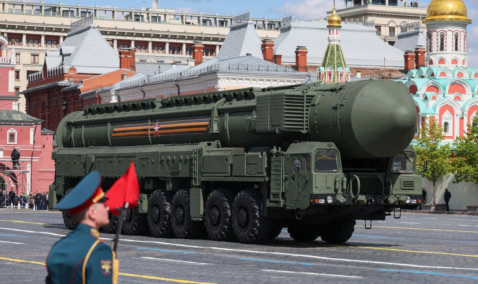 Російська пускова установка ППО з зенітною ракетою на Червоній площі Москви.