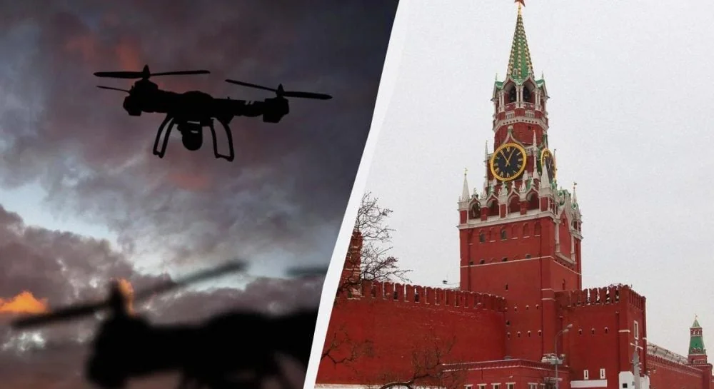 Силует українського дрона над Спасською вежею Кремля в Москві