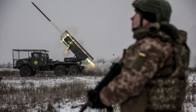 Український військовий ЗСУ спостерігає запуск ракети з РСЗВ, розширюючи кілзону на фронті
