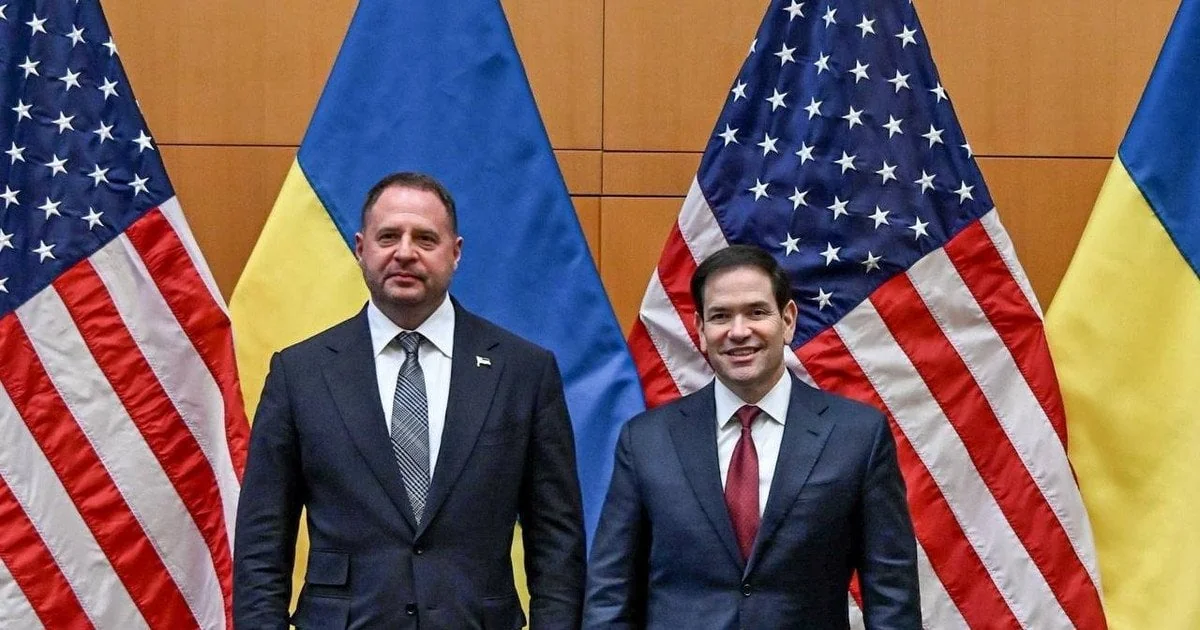 Марко Рубіо та Володимир Зеленський перед прапорами України й США