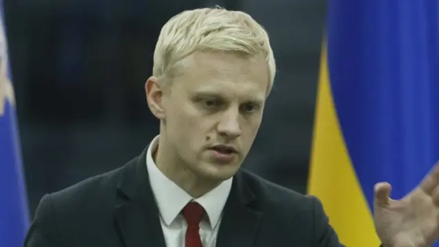 Шабунин списался из армии из-за зрения, но стреляет в «десятку»: ветераны обвиняют в двойных стандартах Виталий Шабунин выступает на фоне флагов Украины