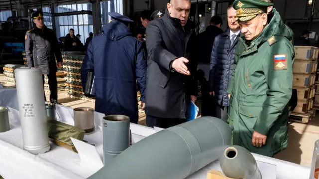 Шойгу: удар по Киеву возможен в любой момент Сергей Шойгу осматривает боеприпасы во время заявления об ударах по Киеву