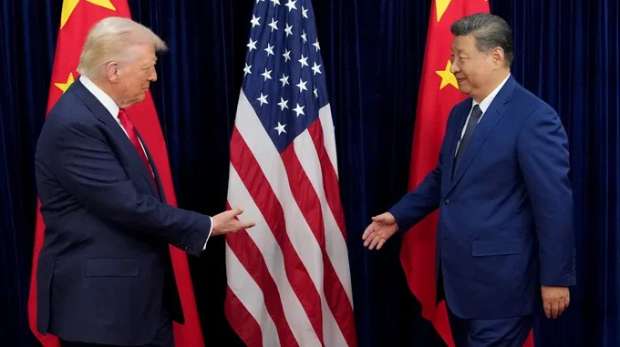 Дональд Трамп і Сі Цзіньпін під час зустрічі в Пекіні на тлі прапорів США та Китаю