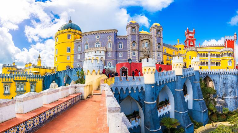 Колоритний Палац Пена в Сінтрі, португальський рай для туристів-новачків
