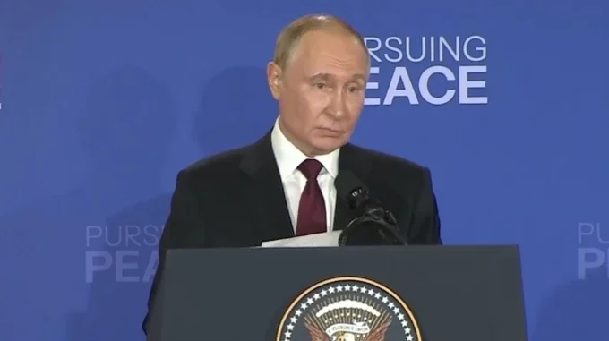 Володимир Путін на трибуні з написом Pursuing Peace заявляє про завершення війни