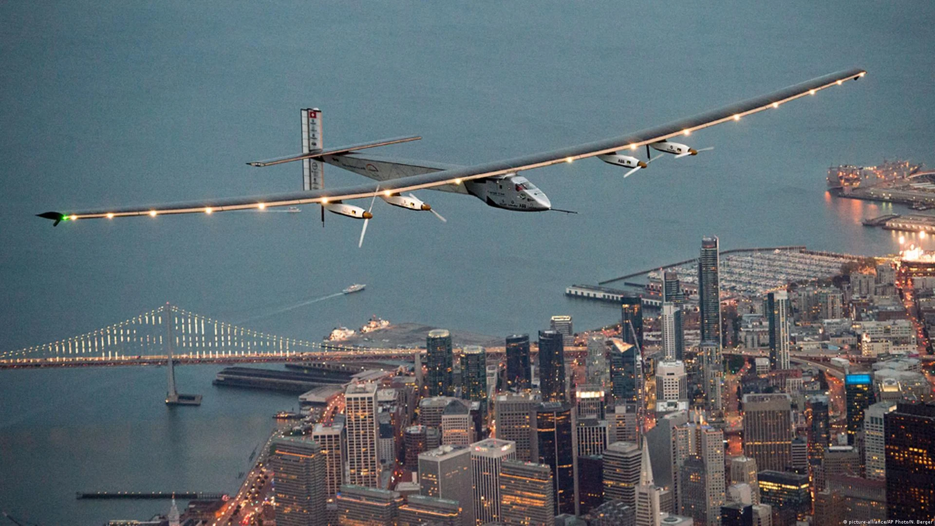 Solar Impulse 2 у польоті над узбережжям Сан-Франциско поблизу мосту Golden Gate