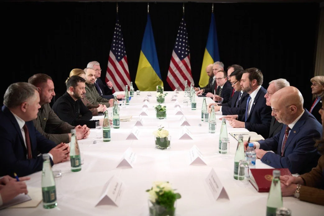 Представники США та України за столом мирних переговорів