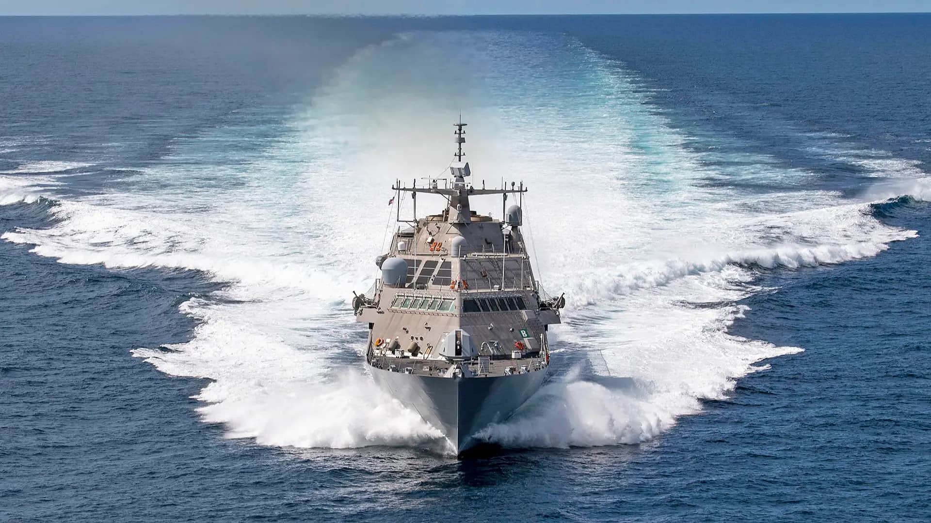 Корабель USS Cleveland класу Freedom ВМС США на повному ходу