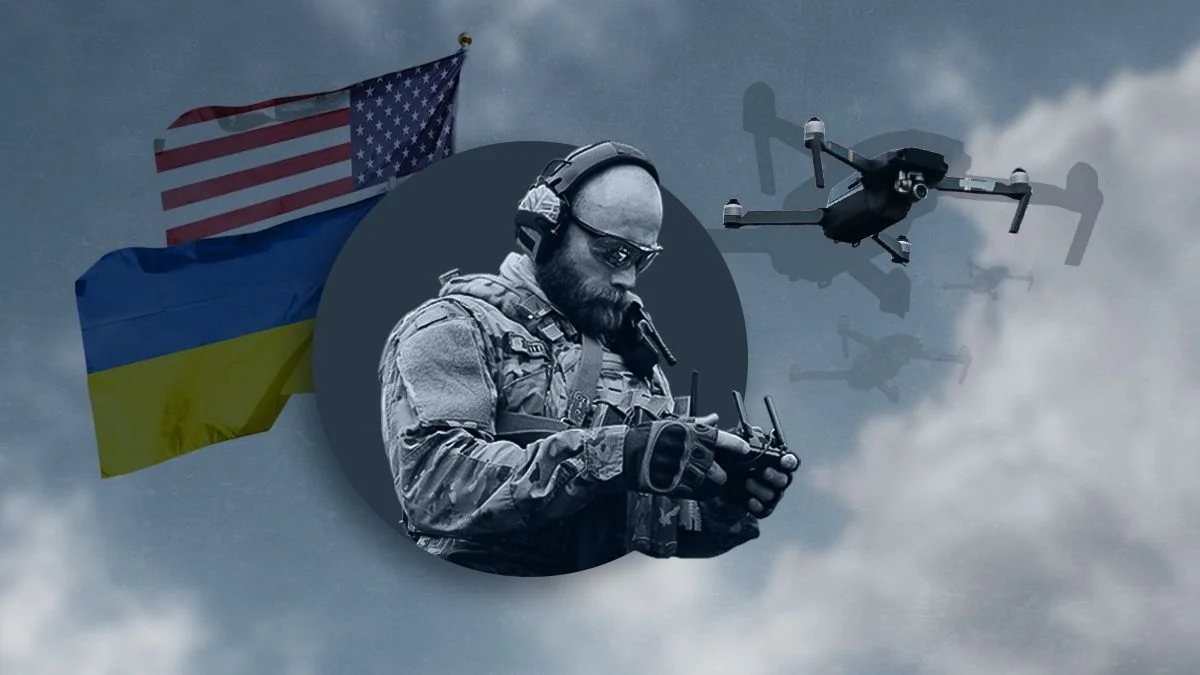 Оператор дронів на тлі прапорів США та України під час переговорів про співпрацю