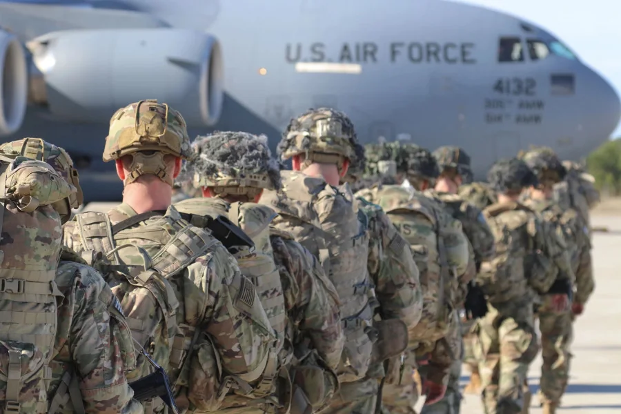 Американські солдати прямують до літака C-17 US Air Force для виведення з Німеччини