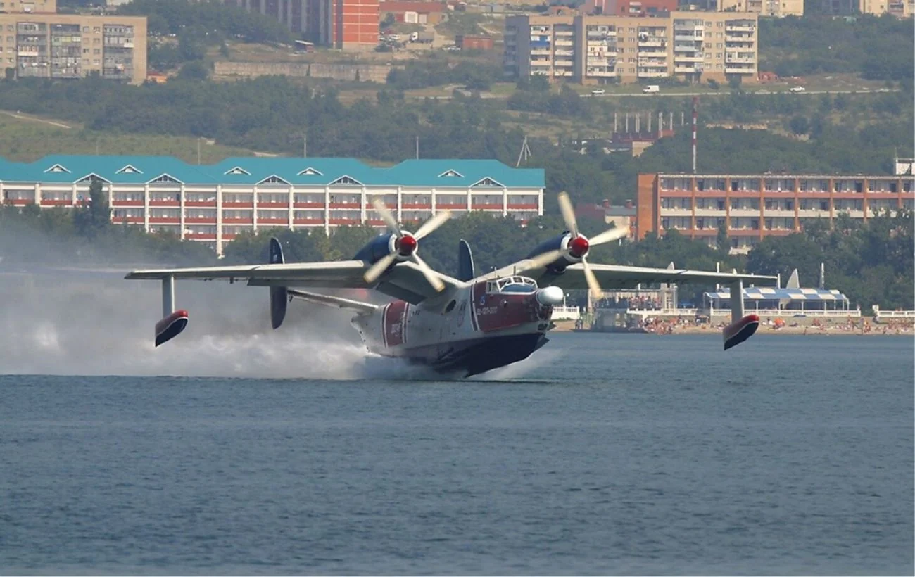 Амфібійний літак Бе-12 сідає на воду біля кримського узбережжя