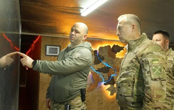 Головнокомандувач ЗСУ Олександр Сирський вказує на карту наступу РФ на Покровському напрямку