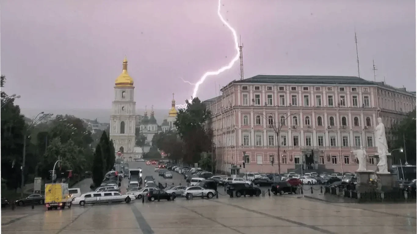 Гроза з блискавкою над Михайлівською площею в Києві на теплих вихідних з +24°