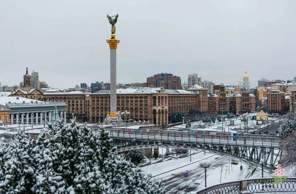 Золоті Ворота в Києві під снігом на тлі прогнозованого похолодання в Україні