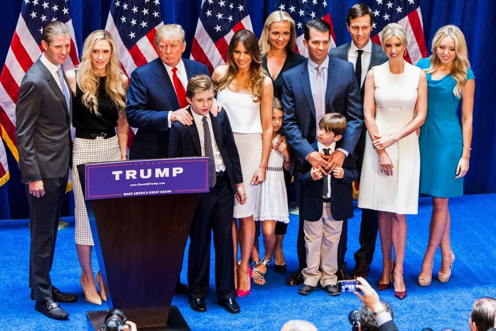 Дональд Трамп із родиною на сцені біля подіуму Make America Great Again