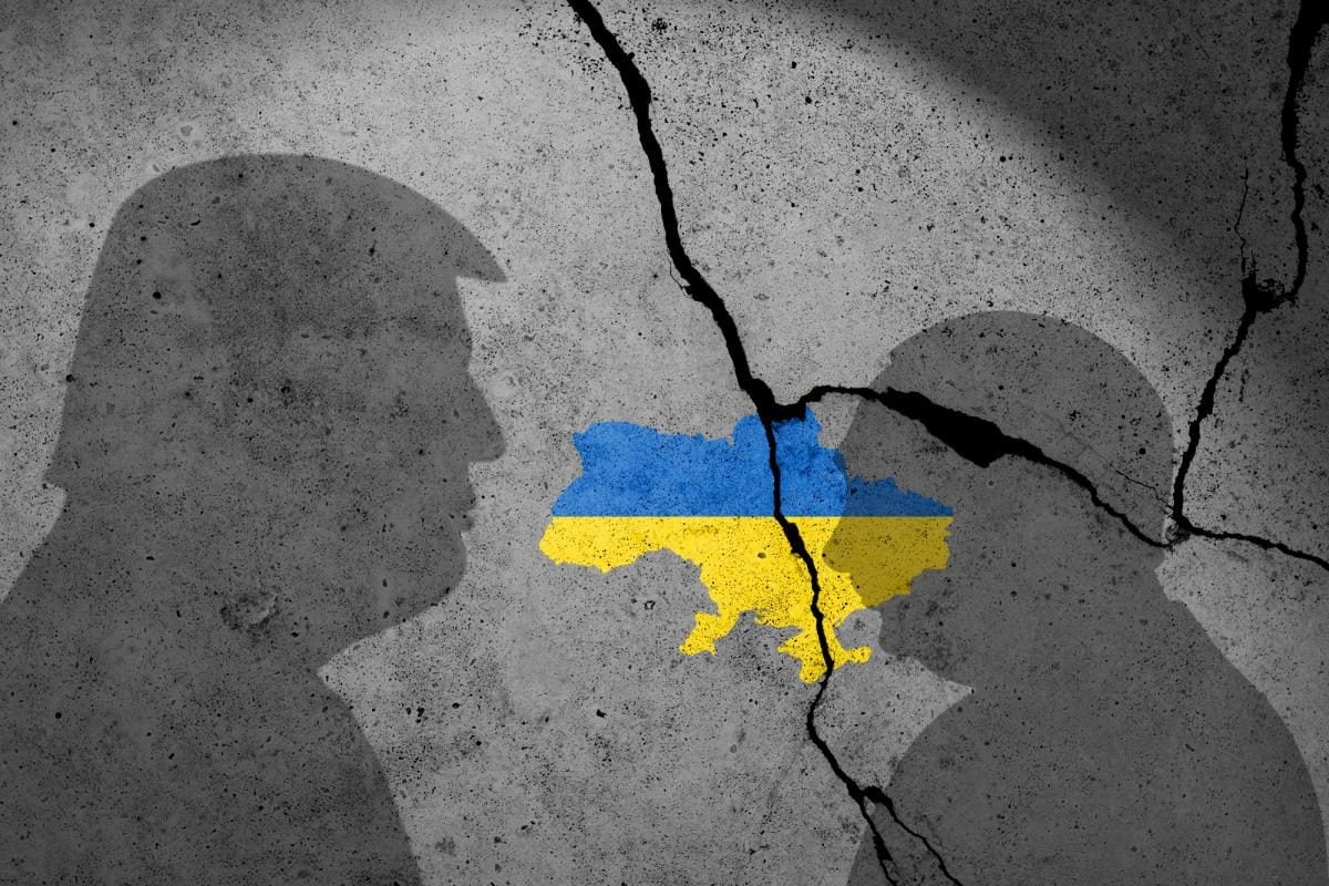 Силуети Трампа та прапора України, розділені тріщиною, символізуючи виключення військової допомоги з бюджету США-2027.