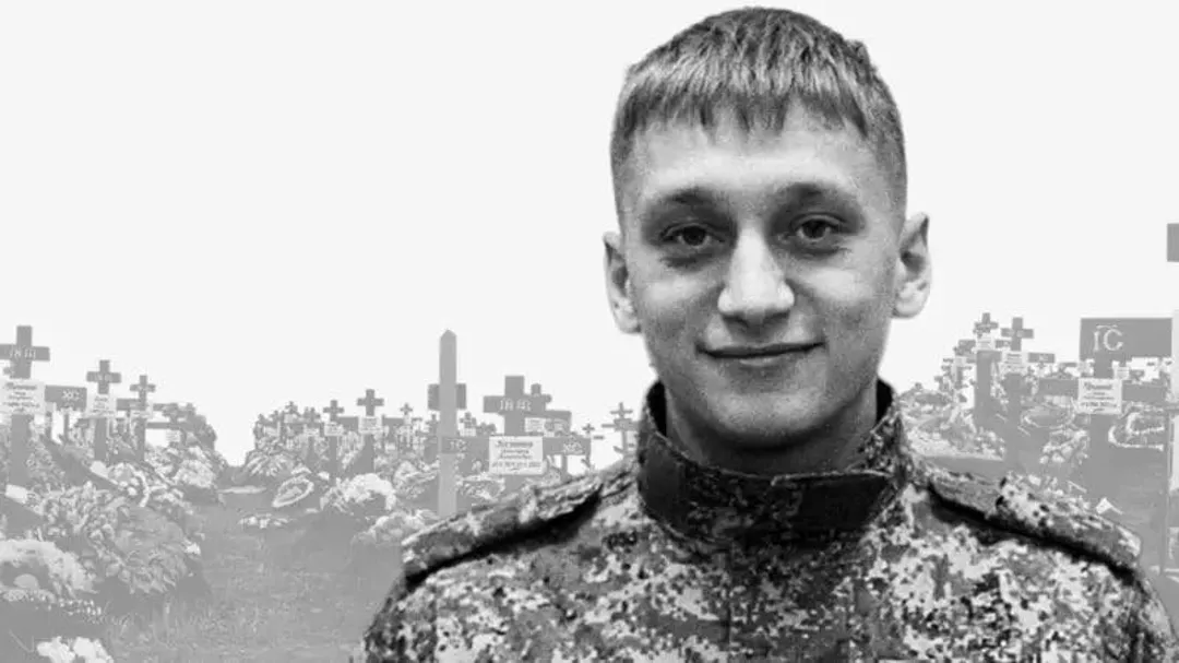 Валерій Аверін, загиблий завербований студент, у камуфляжі на тлі кладовища