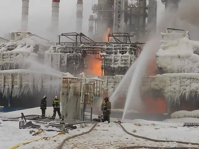 Пожежа на НПЗ РФ у Туапсе після удару дронів, пожежники гасять вогонь у сніг