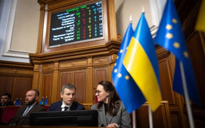 Юлія Свириденко обговорює посилення бюджету-2026 на оборону з таблицею доходів та флагами України й ЄС