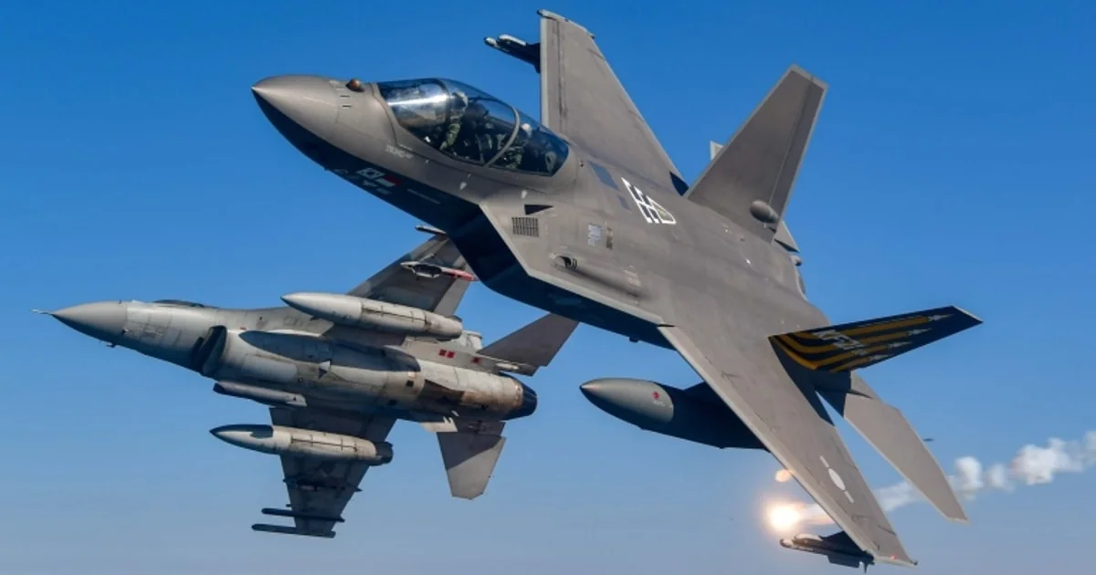 KF-21 Boramae «Вбивця МіГів» атакує МіГ у повітрі під час випробувань.