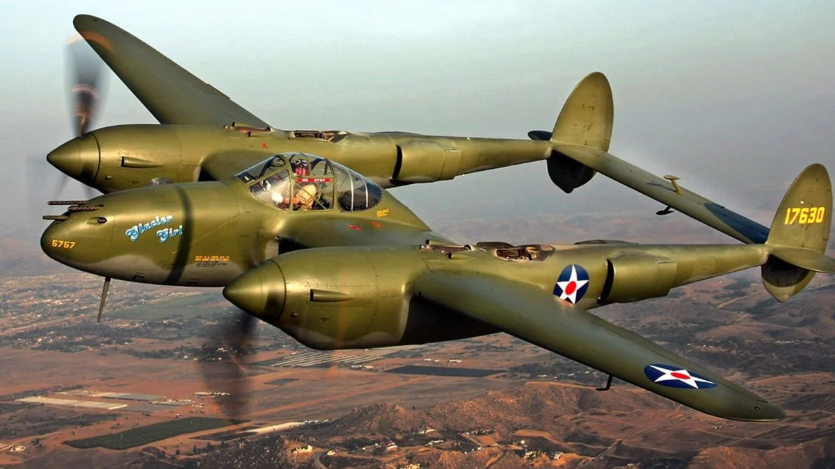 Винищувач P-38 Lightning Glacier Girl у польоті після відновлення з льоду Гренландії