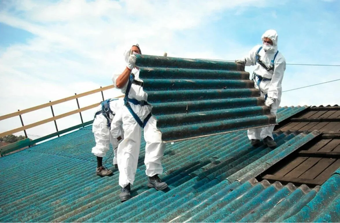 Робітники в захисних костюмах монтують покрівлю з теплоізоляційного матеріалу
