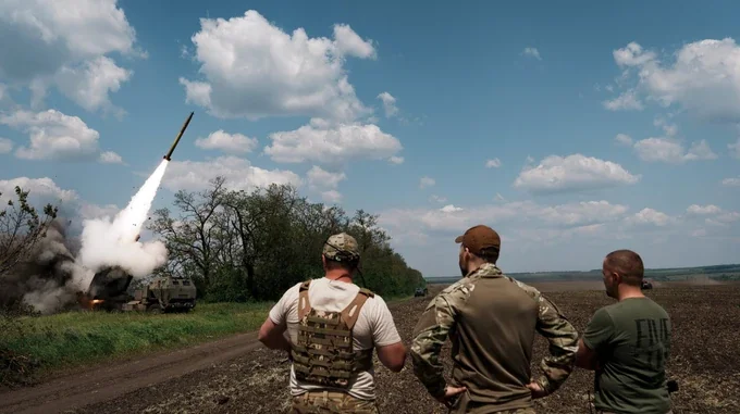 Украинские военные наблюдают за пуском ракеты во время испытаний оружия