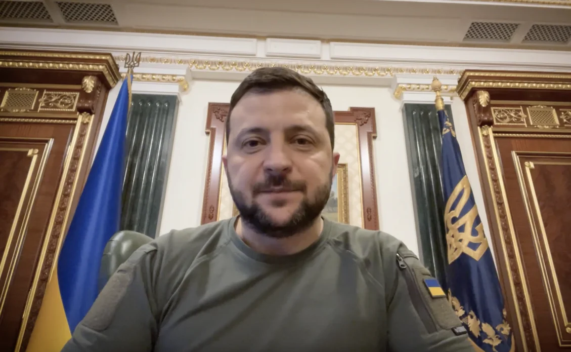 Володимир Зеленський у військовій формі в кабінеті критикує цинізм РФ з перемирям під час атак