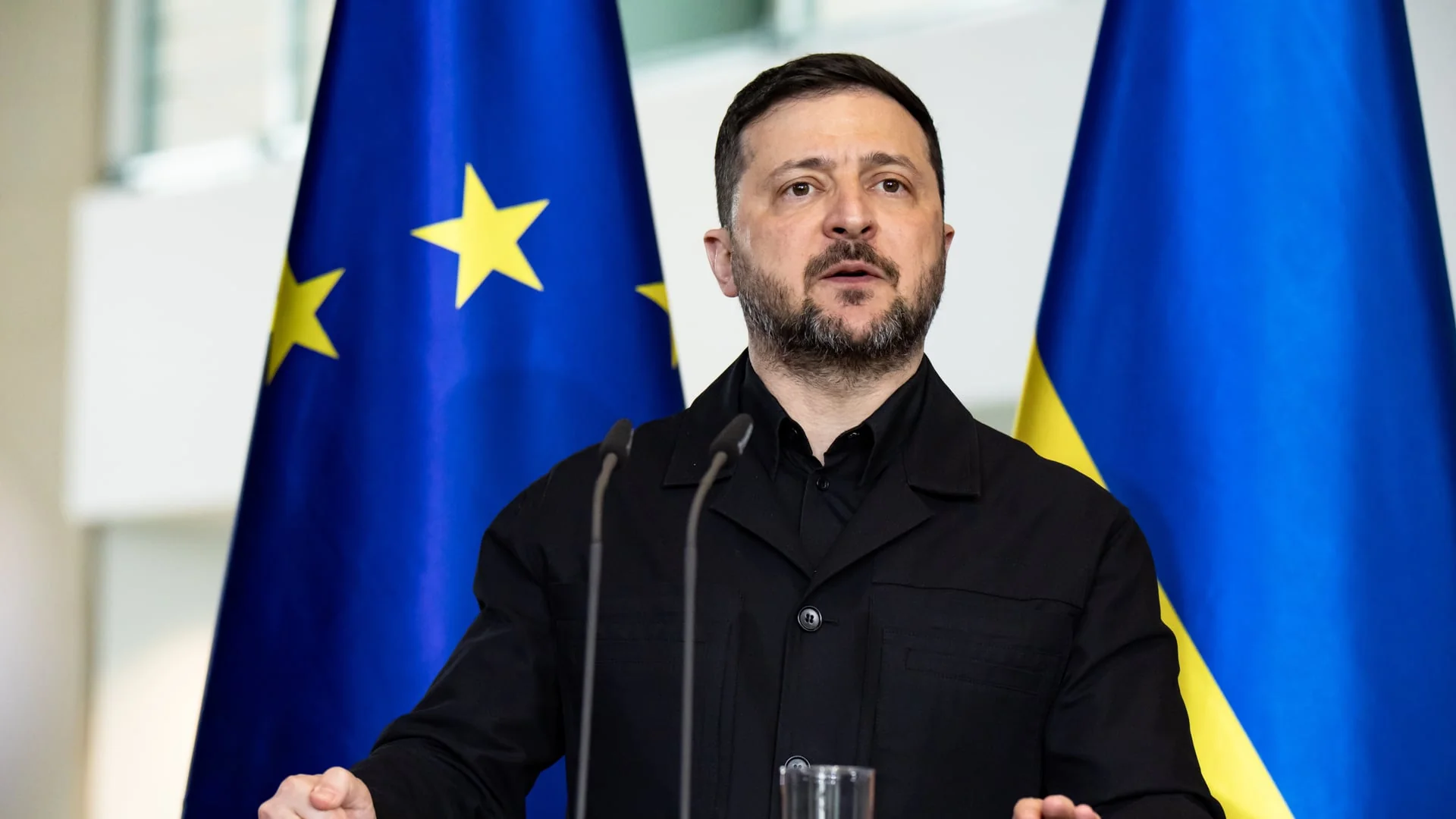 Володимир Зеленський виступає щодо членства України в ЄС на тлі прапорів