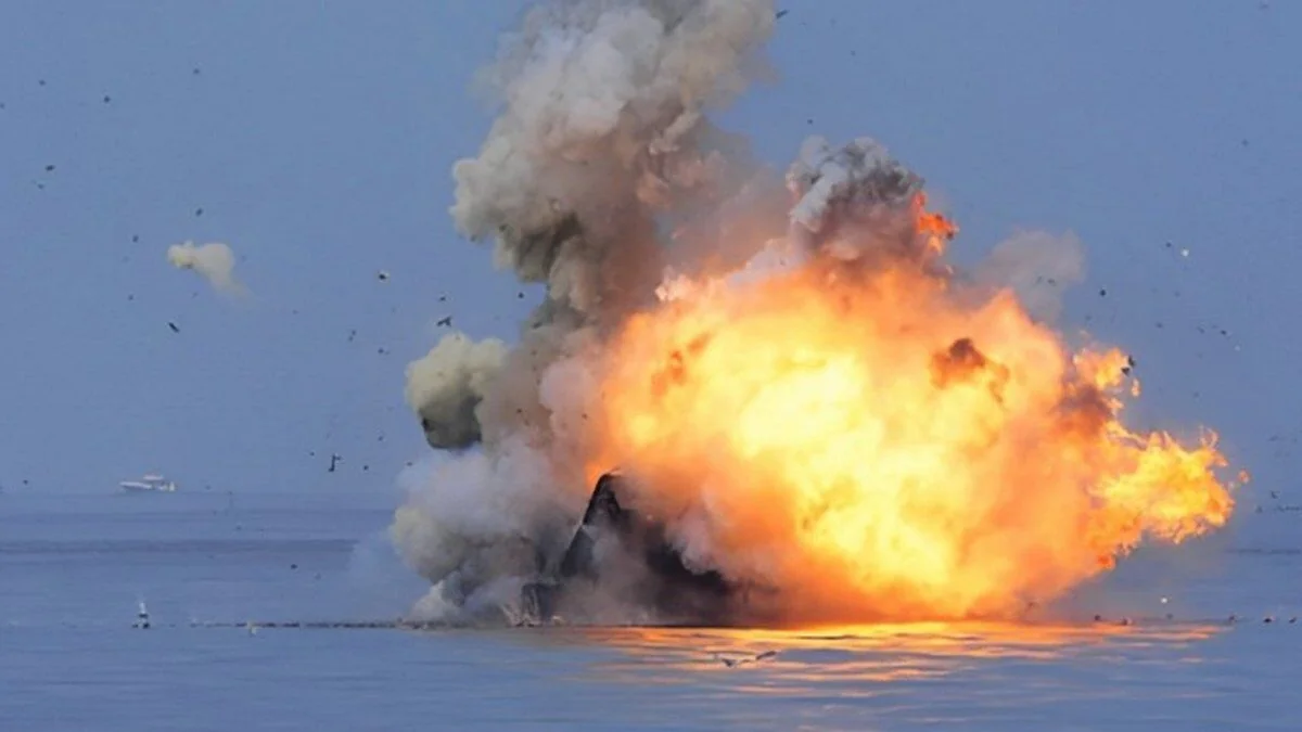Вибух російського катера «Грачонок» проєкту 21980 на морі