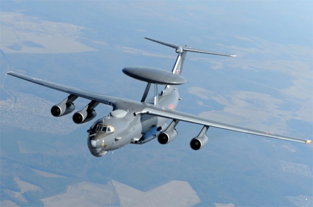 Літак А-50У Росії з радіолокаційним куполом у польоті