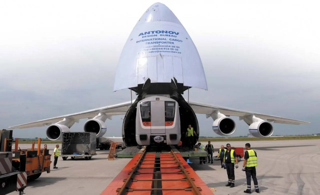 Ан-124 Руслан у Будапешті завантажує вагон поїзда через відкритий ніс