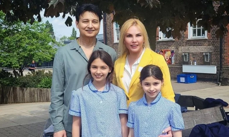 Камалія з чоловіком та доньками Арабеллою і Мірабеллою біля школи в Британії
