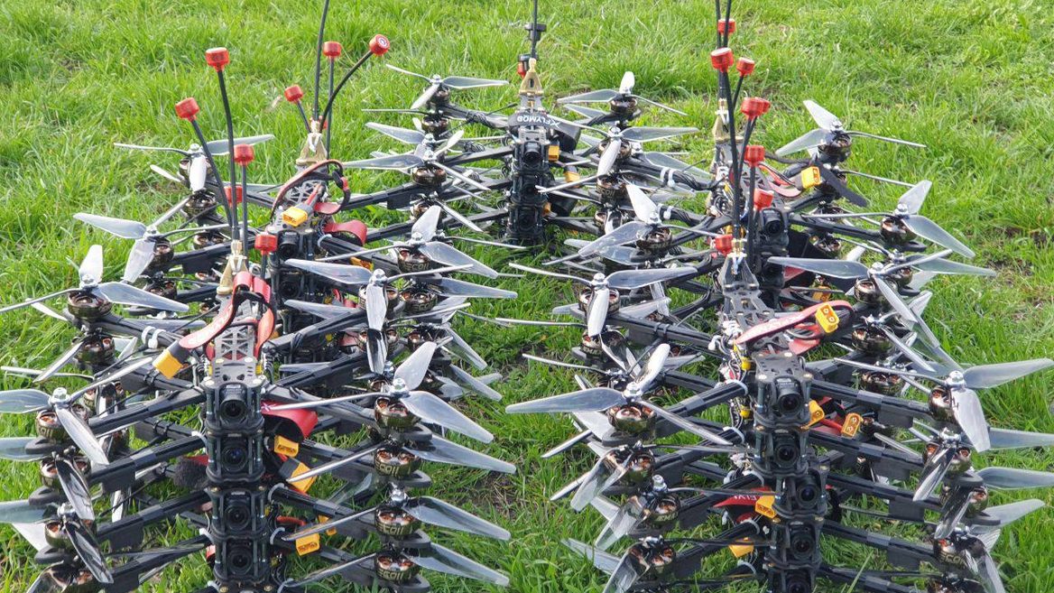 Корейские «Вулканы» не уничтожили рой из 50 FPV-дронов Рой из 50 FPV-дронов на траве во время учений в Южной Корее