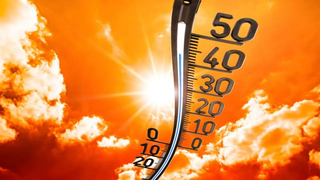Термометр показує спеку до +33° на тлі палючого сонця