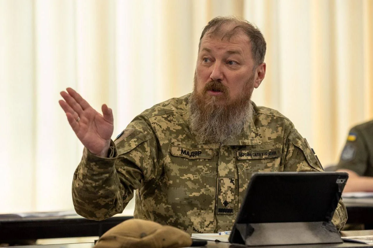 Петер Мадяр у військовій формі коментує скасування санкцій проти РФ після війни