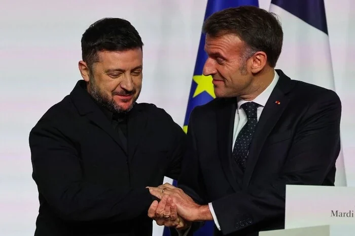 Зеленський і Макрон тиснуть руки щодо запрошення на саміт G7