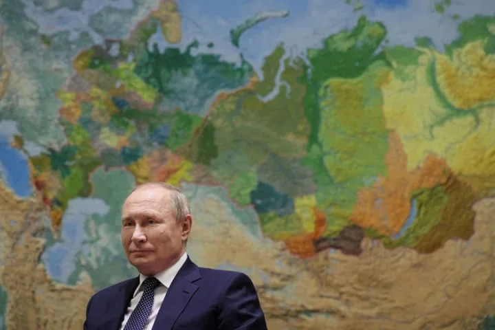Володимир Путін на тлі рельєфної карти Росії та її регіонів