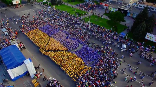 Українці вишикувалися у велетенський прапор на вулиці, символ єдності нації
