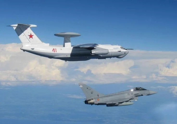 А-50У Повітряно-космічних сил Росії та винищувач Gripen у небі
