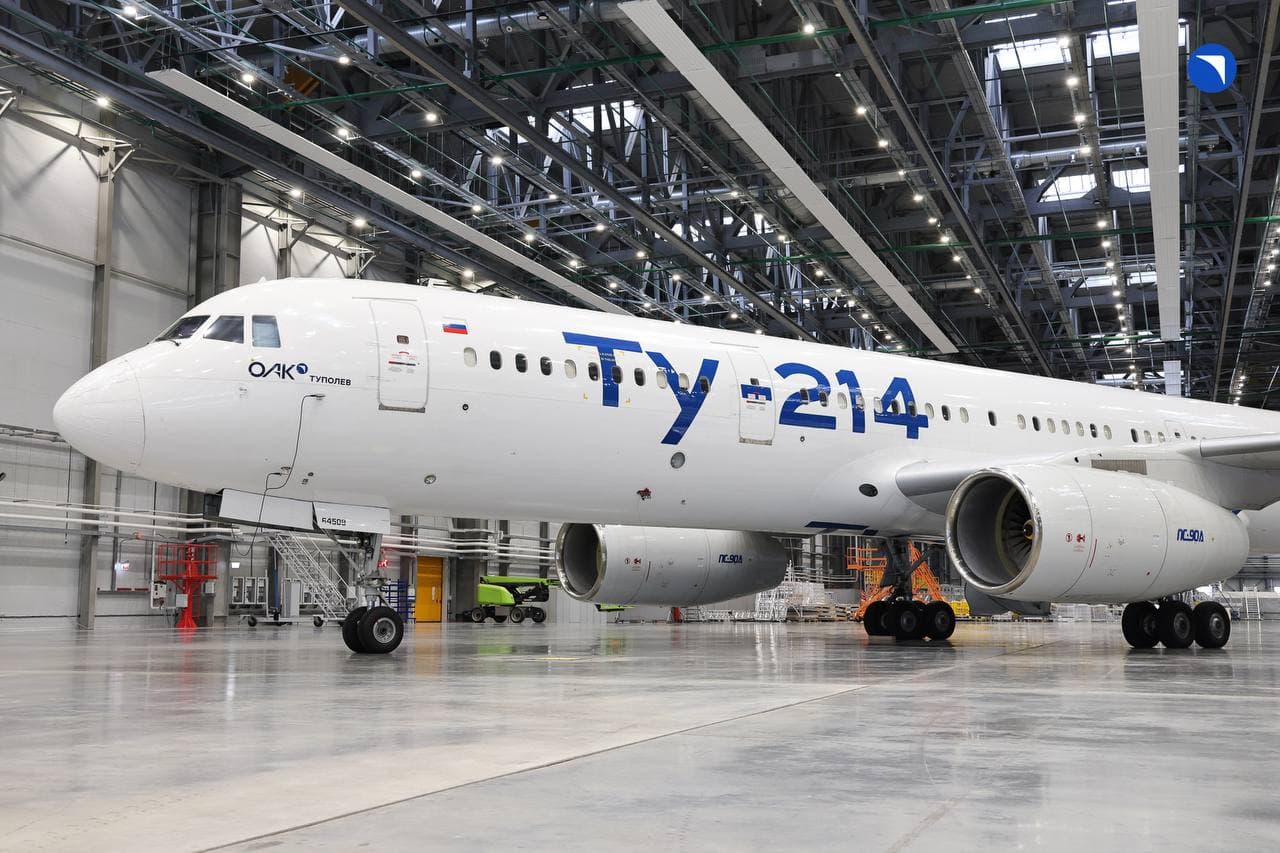 Літак Ту-214 у складальному ангарі авіазаводу Росії