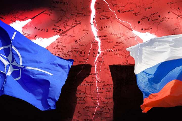 Прапори НАТО та Росії з блискавками на карті Північної Європи зі Швецією