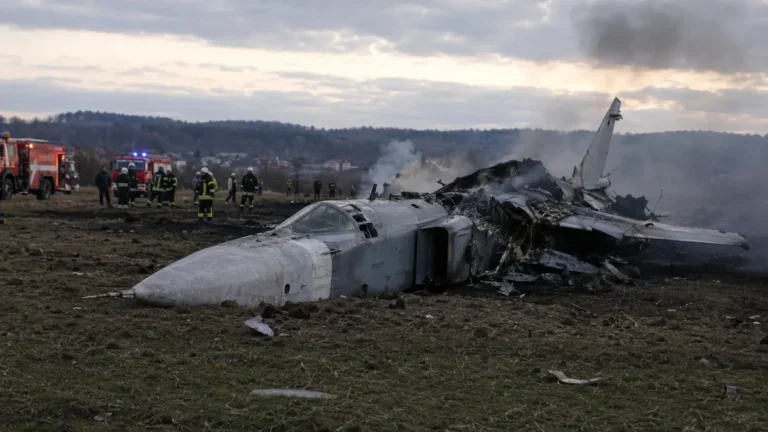 Уламки Су-24М після авіакатастрофи на Хмельниччині з рятувальниками на місці